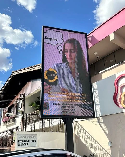 Anúncio da Centralp Seguros exibido no painel de LED da TH Mídia