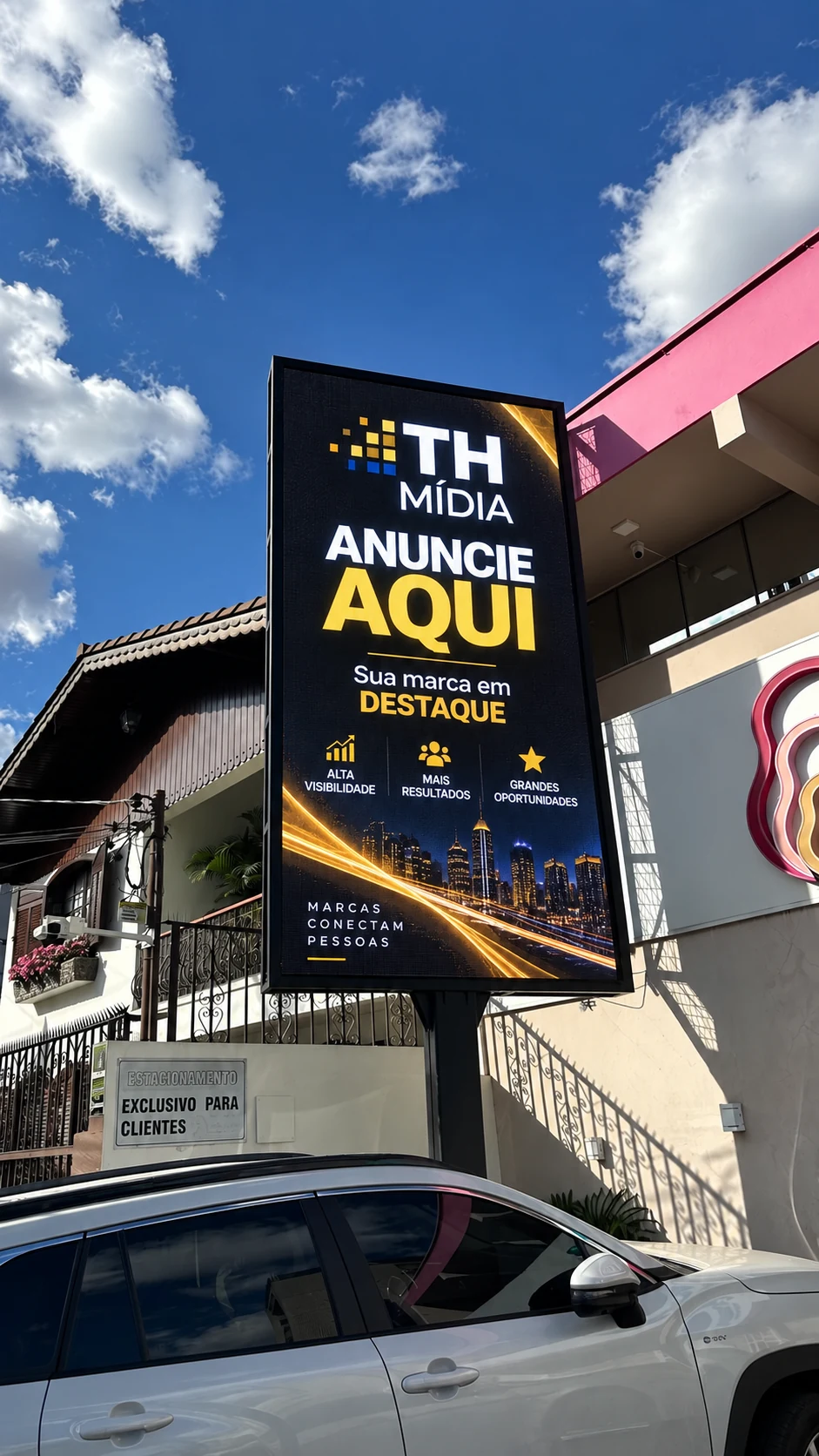 Painel de LED da TH Mídia exibindo ANUNCIE AQUI em Patos de Minas